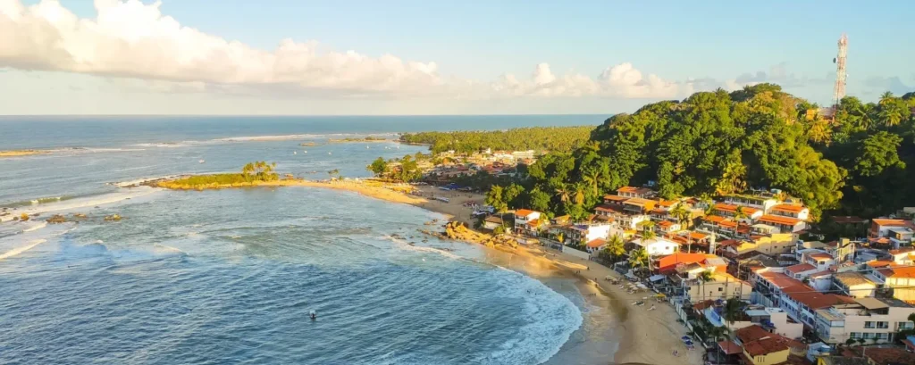 Vista paradisíaca de Morro de São Paulo com mar cristalino e natureza no litoral da Bahia