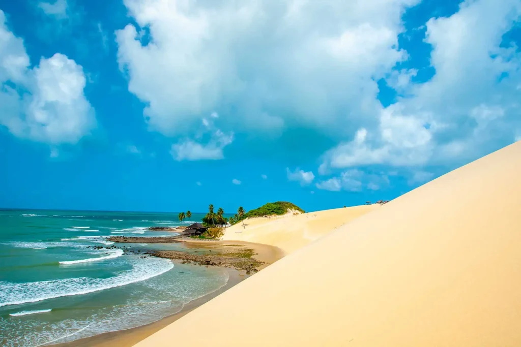 Dunas de Genipabu encontrando o mar em Natal, Rio Grande do Norte