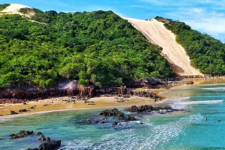 Morro do Careca e mata atlântica na Praia de Ponta Negra em Natal/RN
