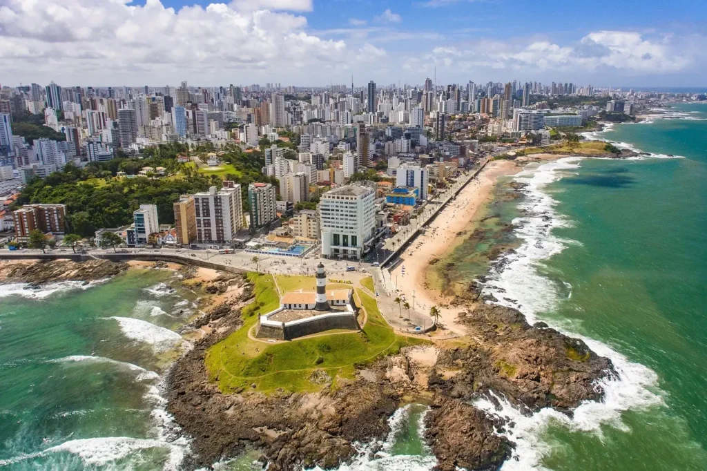 Vista aérea do Farol da Barra e do litoral de Salvador, Bahia