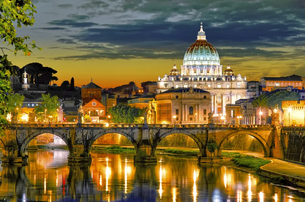 Vista noturna da Basílica de São Pedro no Vaticano em Roma